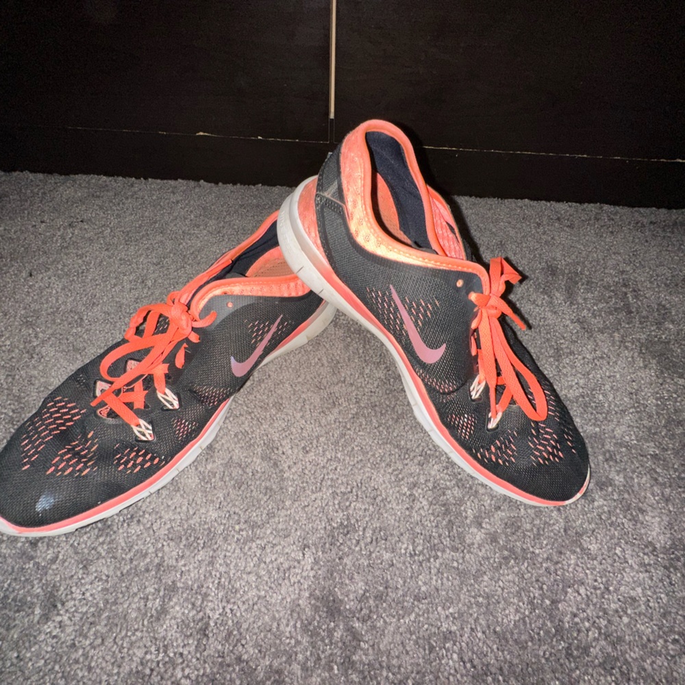 Nike Peach & Black Tennis Shoes